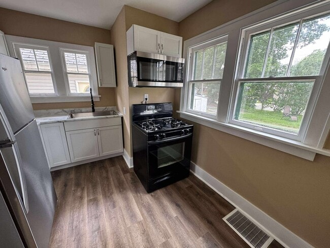 Building Photo - Charming 4 Bedroom Home in Convenient Rock Island Location