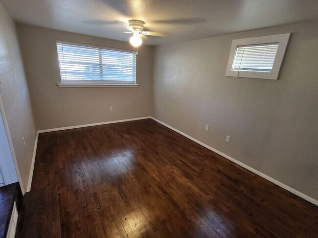 Building Photo - Beautiful 3 bedroom house with granite countertops and central heat and air