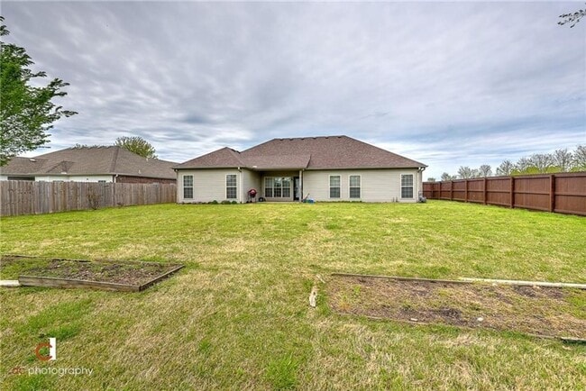 Building Photo - Must See Home!