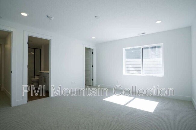 Building Photo - 459 Rimrock Ln
