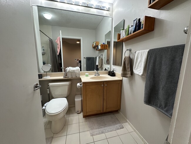 Building Photo - 400 N La Salle Dr