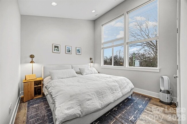 Building Photo - 840 E 18th St