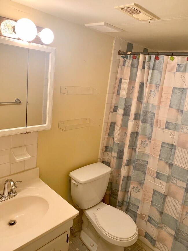 Building Photo - Amazing 1-Bedroom Condo at Bentley Square ...