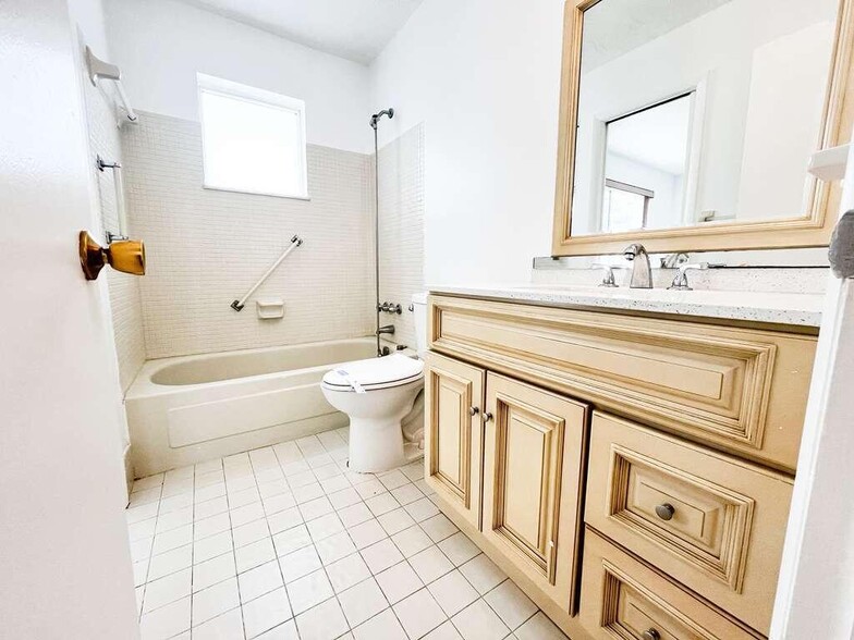 Building Photo - 905 SW 3rd Ave