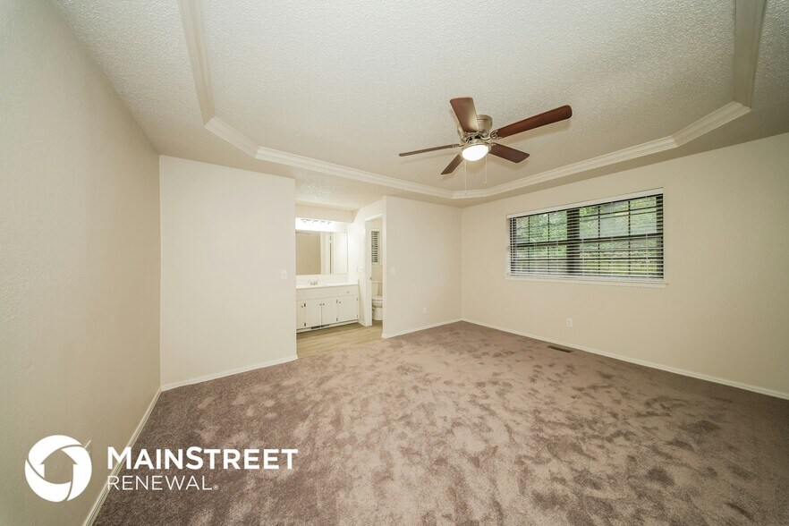 Building Photo - 9900 S Hillcrest Dr