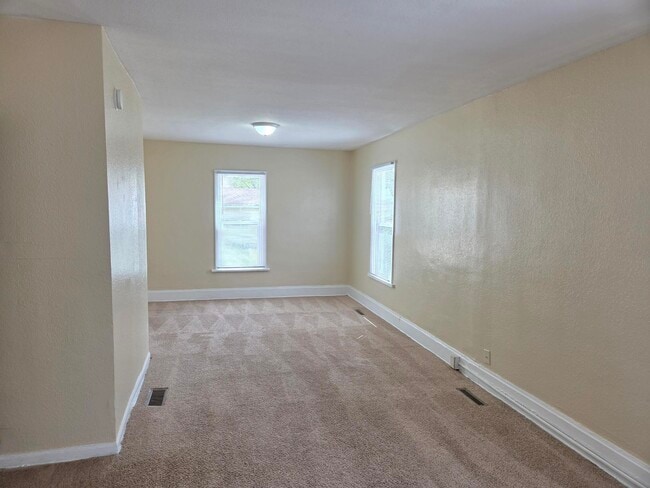Building Photo - 3022 N Thomas Ave
