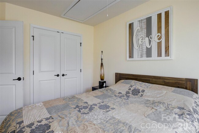 Building Photo - 1731 Evergreen Dr