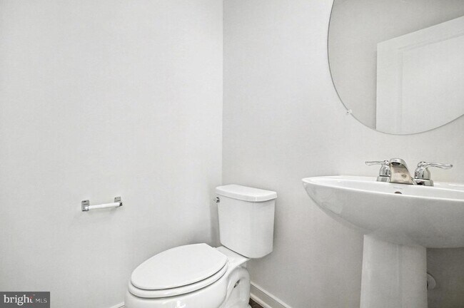 Building Photo - 423 Honeyberry Ln