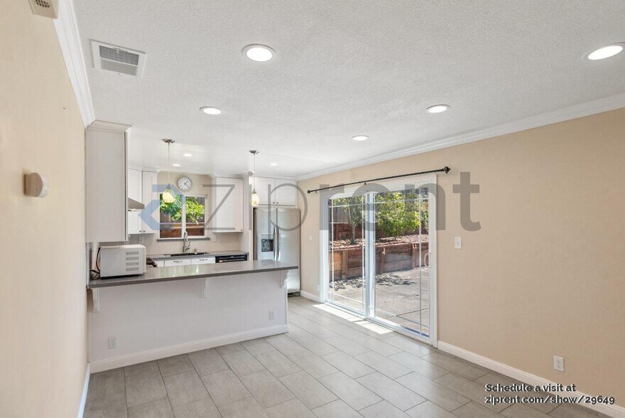 Building Photo - 2815 Draper St