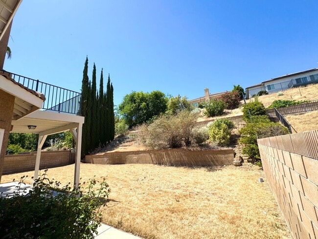 Building Photo - Spacious 6 bedroom home in West Palmdale