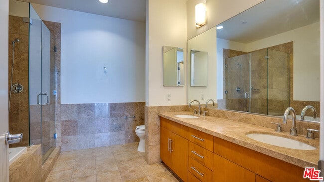 Building Photo - 3223 W 6th St