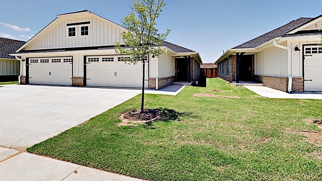 Building Photo - 3 Bedroom 2 Bath Duplex Near Tinker AFB