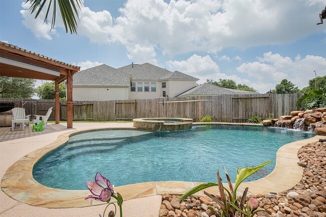 Building Photo - 2110 Stonehollow Ct