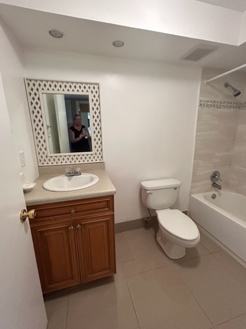 view of bathroom - 490 NW 20th St