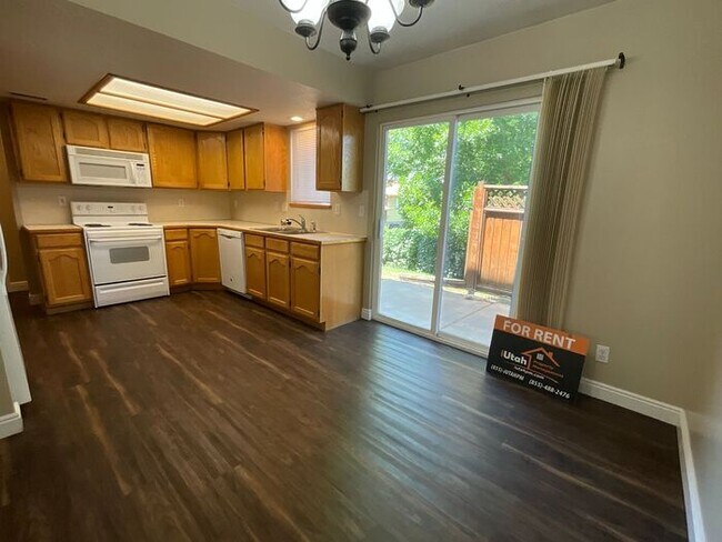 Building Photo - 3 bdrm 2 1/2 bath Townhome