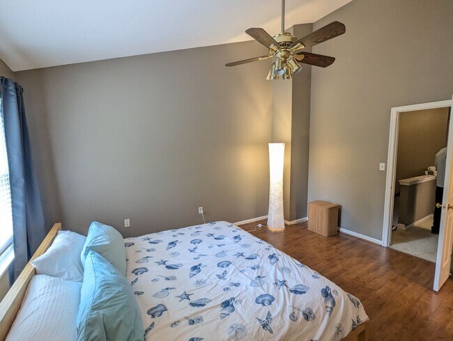 Building Photo - Beautiful 3 level END UNIT townhouse that ...