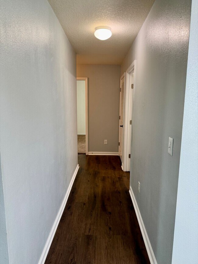 Building Photo - 3/2 GREAT location