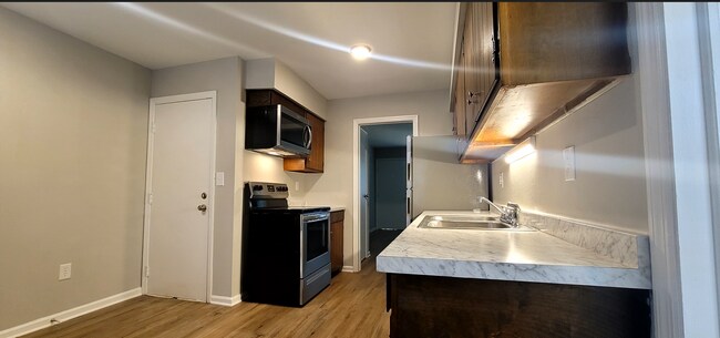 Building Photo - 3006-3008 Creekview Circle