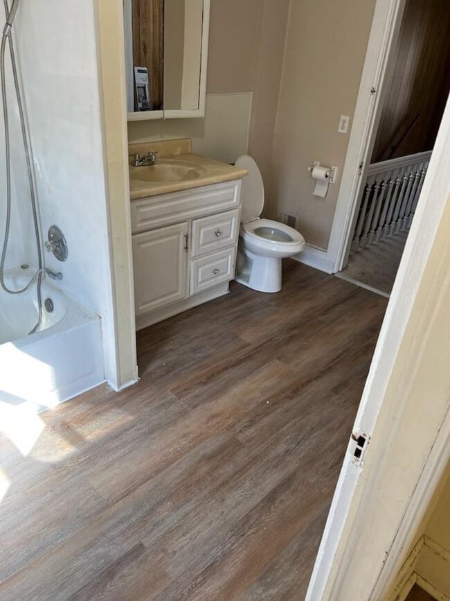 Building Photo - 3 bedroom 1 bath house