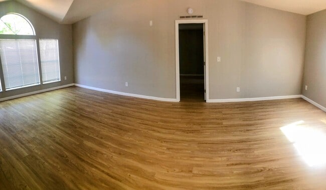 Building Photo - 3315 Lilac Ave