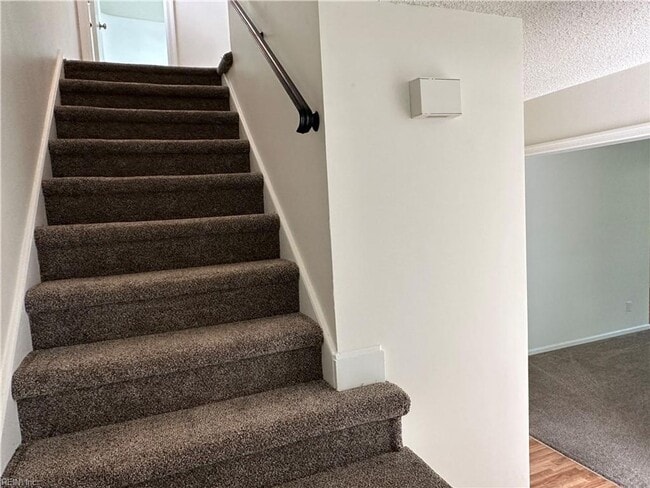 Building Photo - Beautiful 3 Bedroom 2.5 Bathroom Home in Lynnhaven