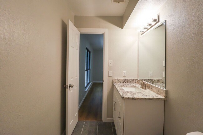 Building Photo - Beautifully Redone 3 Bedroom South Tulsa H...