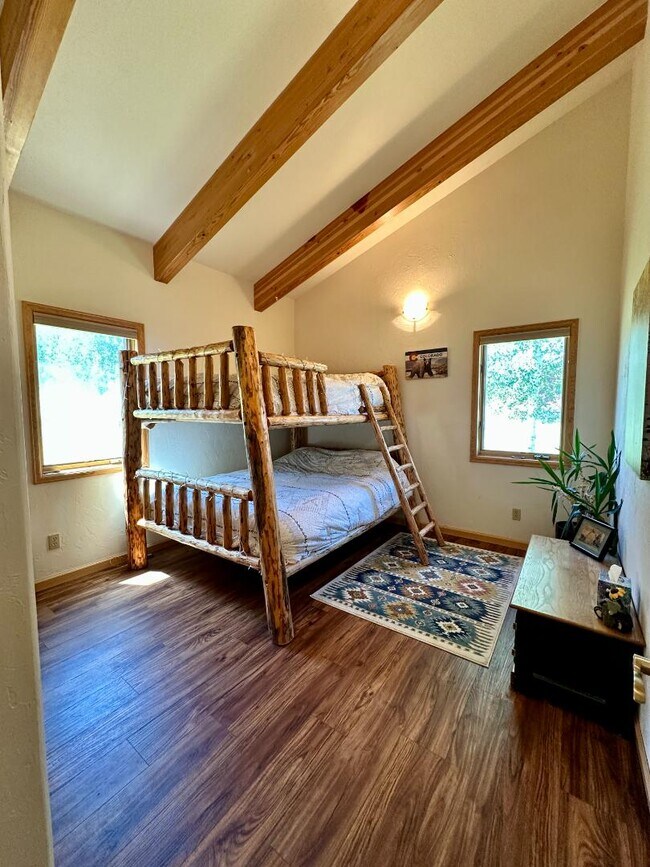 Building Photo - 966 Oak Ct