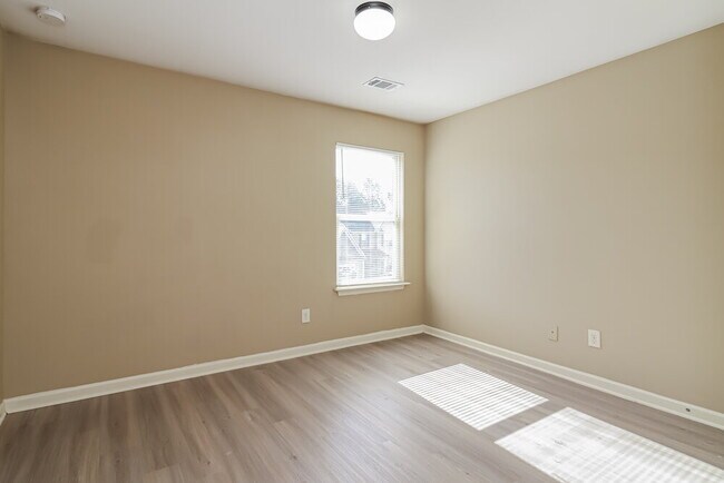 Building Photo - 13 Thatch Ct