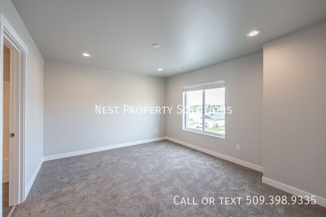 Building Photo - 3 Bed, 2.5 Bath Duplex, WSG included