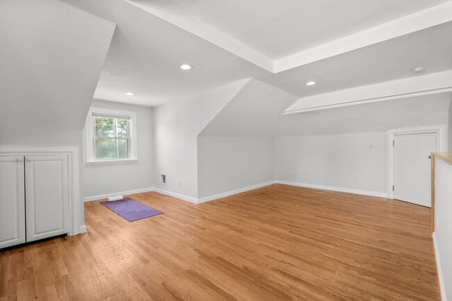 Building Photo - 528 N Wagner Ave