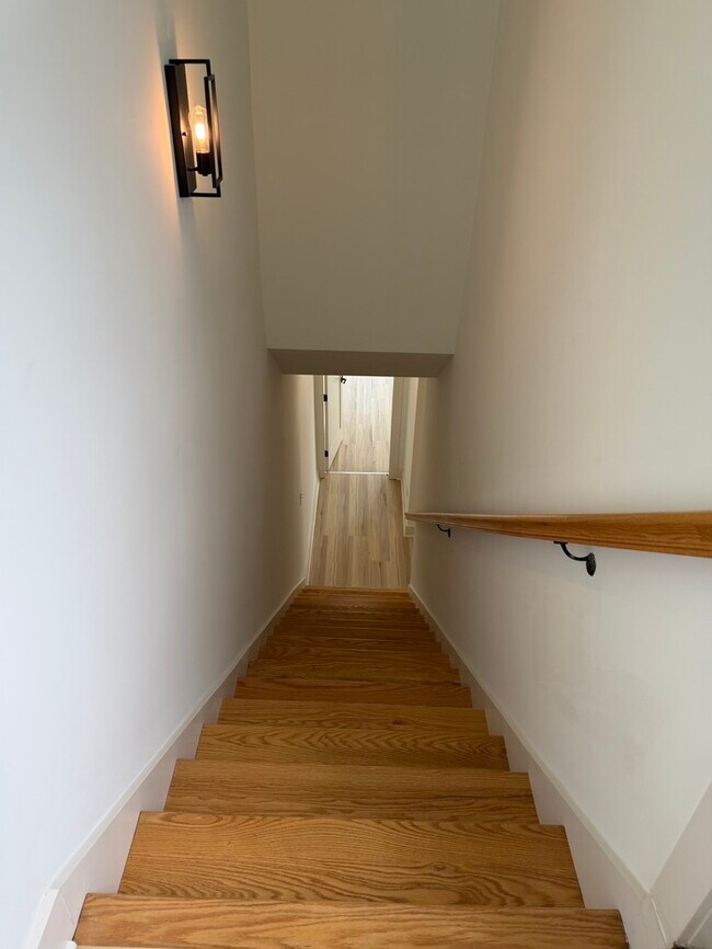 Building Photo - 105 Hart Ln