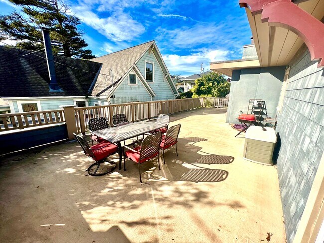 Building Photo - Charming 2 bed 1 bathroom unit in Pacific ...