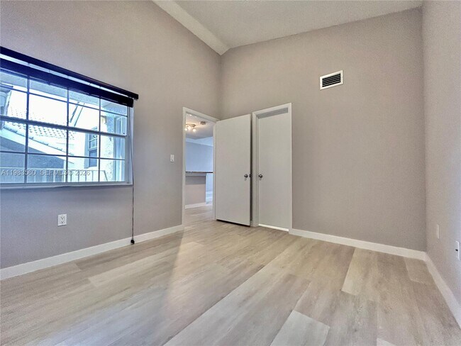 Building Photo - 2811 N Oakland Forest Dr