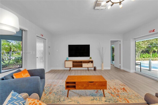 Building Photo - 204 SW 19th Ave