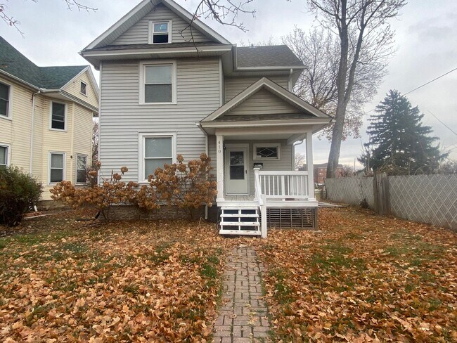 Primary Photo - Sharp 2BR Davenport House