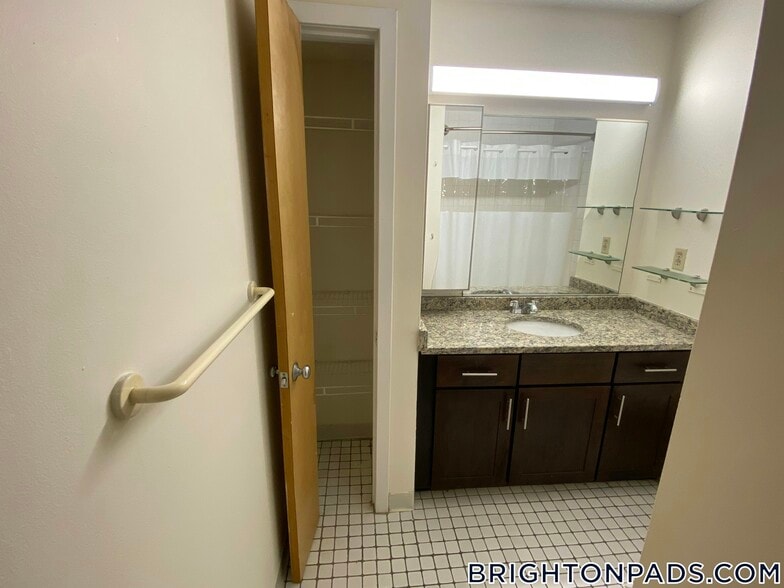 Building Photo - 140 N Beacon St