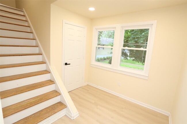 Building Photo - 20 Pineview Rd