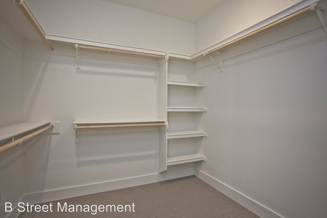 Building Photo - 4 br, 3.5 bath House - 329 SW D Street