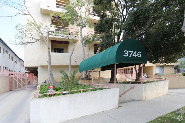 Building Photo - 3746 Mentone Ave
