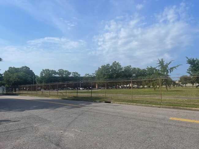 Building Photo - FOR RENT WILLOUBHY AREA!