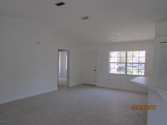 Building Photo - 407 Delmonico St NE