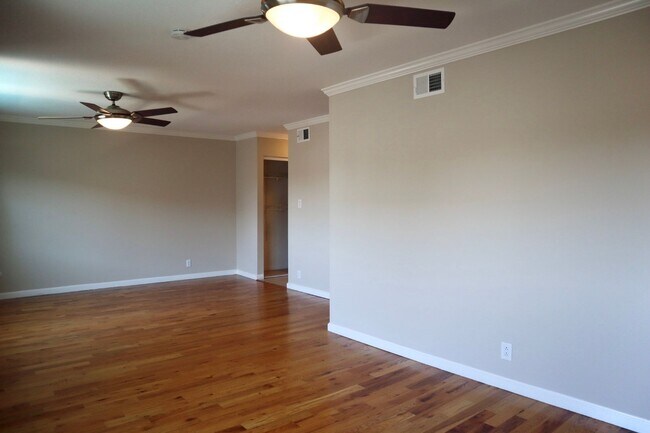 Building Photo - Gorgeous 4-bedroom home with pool – Lakesh...