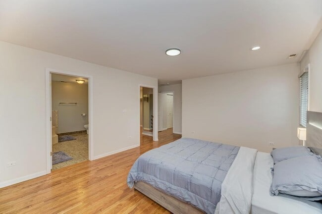 Building Photo - 4544 N Oriole Ave