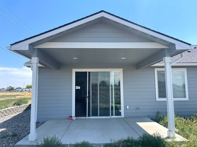 Building Photo - Gorgeous New Construction Townhome