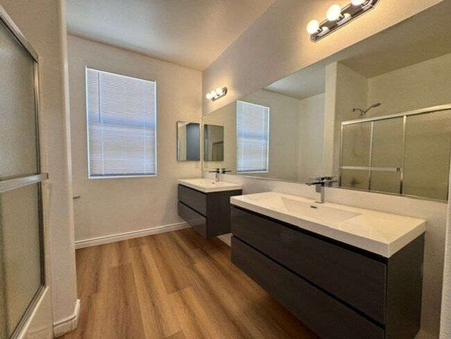 Building Photo - Gorgeous Remodeled 3+2 - $3000