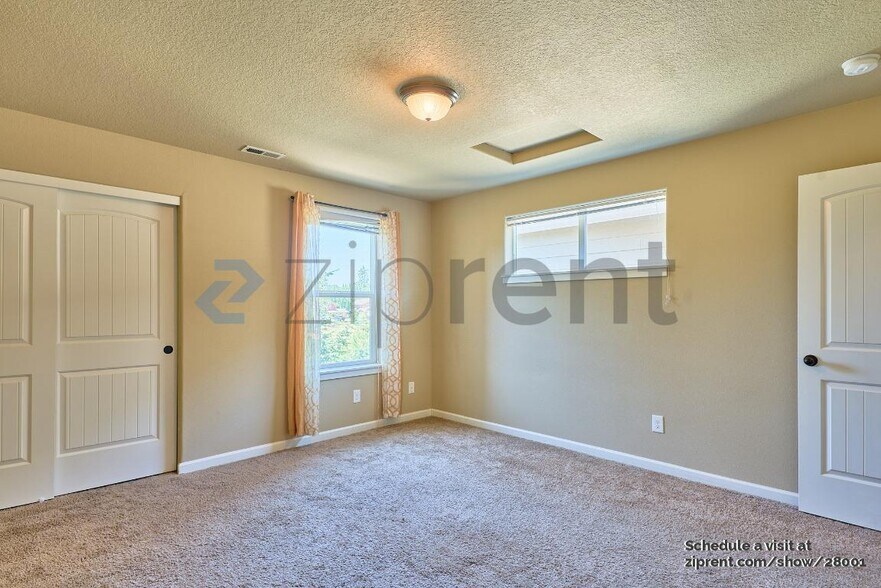 Building Photo - Unit