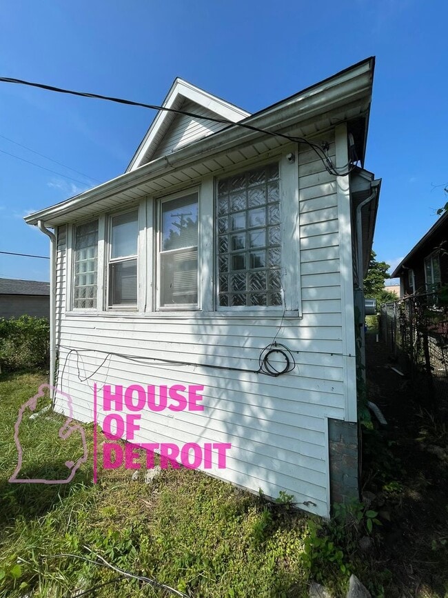 Building Photo - 3 BEDROOM 1 BATH FREE PRE-SCREEN