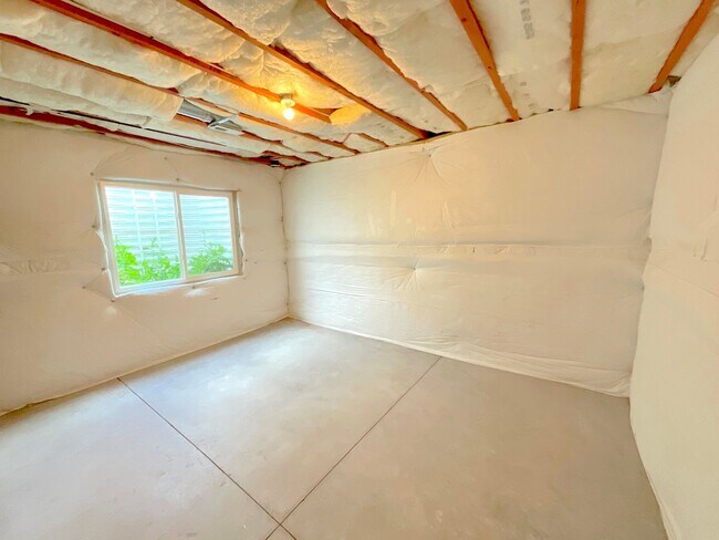 Building Photo - 5 Bedroom Home Available Near Baptist Rd &...