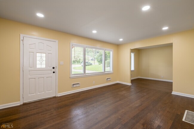 Building Photo - 2926 Gresham Rd S E