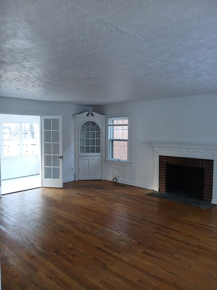 Huge all white sun room off French doors - 3520 Ingleside Rd